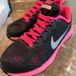 Nike Girl's Dual Fusion Run 3 Running Shoe